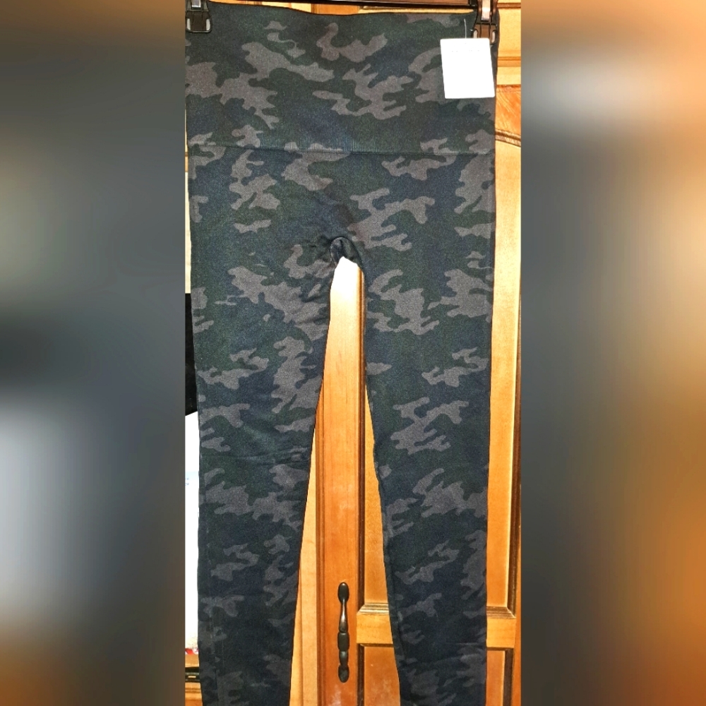 Ladies SPANX Seamless Leggings BLACK CAMO High Waisted Med New With Tags